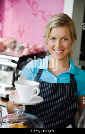 Una donna che lavora in una caffetteria in Svezia. Foto Stock