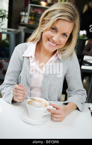 Una donna con una tazza di caffè in Svezia. Foto Stock