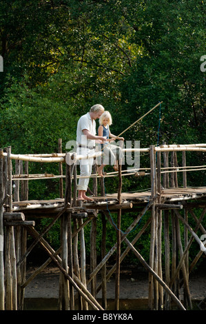 Padre e figlio la pesca Goa in India. Foto Stock