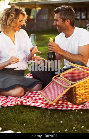 Giovane avente lo champagne a Copenaghen in Danimarca. Foto Stock