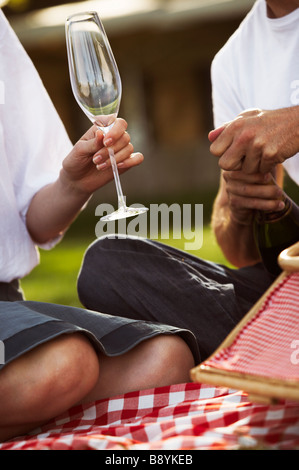 Giovane avente lo champagne a Copenaghen in Danimarca. Foto Stock