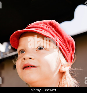 Un ragazzo con un cappuccio rosso in Svezia. Foto Stock