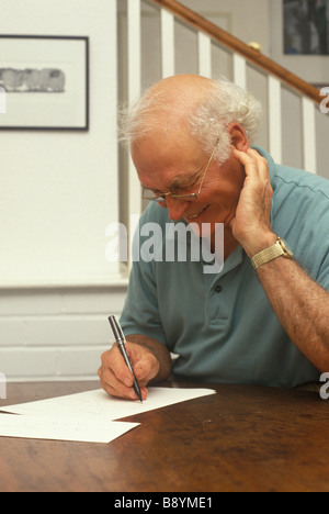 Uomo anziano con il mal d'orecchi Foto Stock
