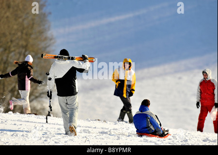 Gli sciatori e amanti della neve godere della fresca nevicata sulla Exmoor durante uno degli inverni più rigidi sul record in 20 anni Foto Stock