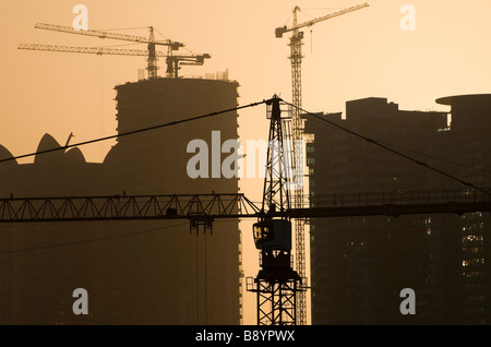 Gru sul sito in costruzione, Dubai, UAE Foto Stock