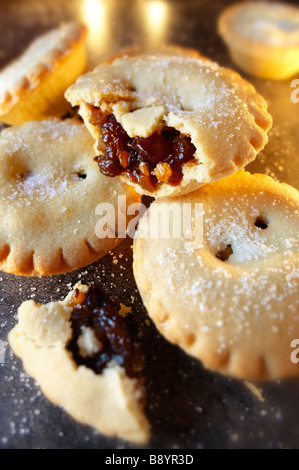 Primo piano di mince pie cucinate fresche in un ambiente festivo Foto Stock