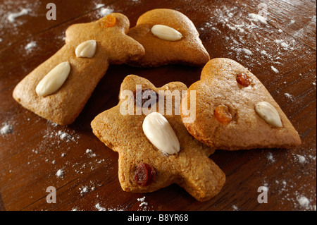 Biscotti di natale freschi e speziati in un ambiente festivo un tavolo di legno Foto Stock