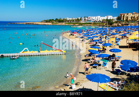 La vita in spiaggia in Protaras (Fig Tree Bay), Cipro. Foto Stock