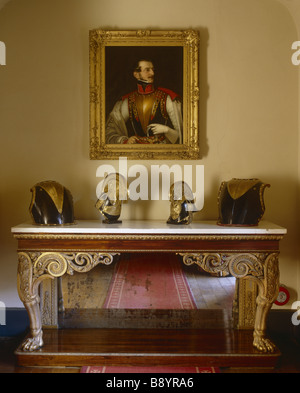 Tabella con le armature e ritratto nel sud il passaggio a Oxburgh Hall Foto Stock