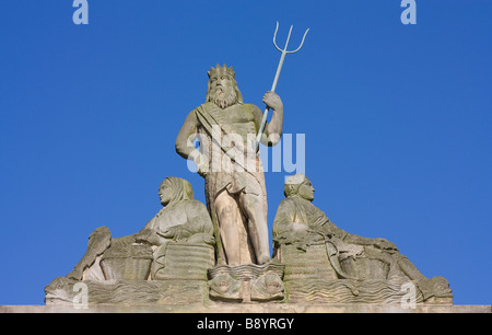 Scultura in pietra del Re Nettuno mare sopra il nightclub Newcastle upon Tyne, Quayside contro il cielo blu Foto Stock