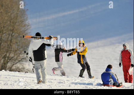 Gli sciatori e amanti della neve godere della fresca nevicata sulla Exmoor durante uno degli inverni più rigidi sul record in 20 anni Foto Stock