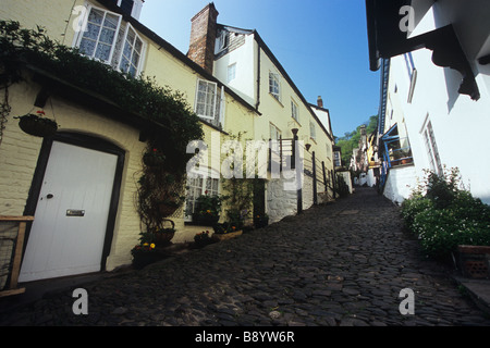 Strada principale lastricata in pietra e cottage in una giornata tranquilla nel pittoresco villaggio di Clovelly, Devon, Regno Unito. Foto Stock