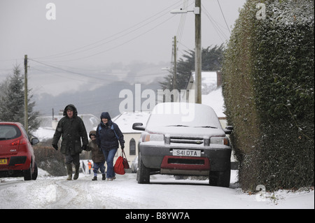 Una famiglia di brave le condizioni invernali in Bratton Flemming, North Devon durante uno degli inverni più rigidi sul record nel Regno Unito Foto Stock