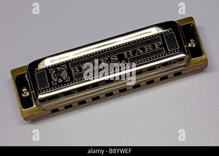 La Hohner Blues Harp armonica strumento musicale su sfondo bianco Foto Stock