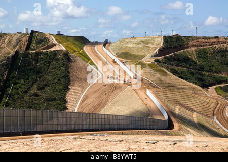 Costruzione di la recinzione di confine che impedisce immagrant illegale incroci a l u s Messico confine vicino a San Diego in California Foto Stock