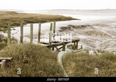 Vecchio abbandonato passerella in legno sulle rive del fiume Wyre,Lancashire, Regno Unito Foto Stock