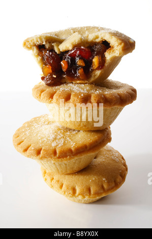 Primo piano di mince torte di natale appena cucinate rotte apri in un ambiente festivo Foto Stock