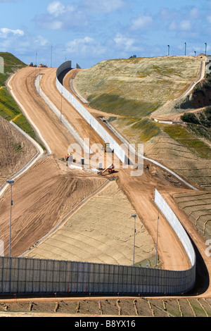 Costruzione di la recinzione di confine che impedisce immagrant illegale incroci a l u s Messico confine vicino a San Diego in California Foto Stock