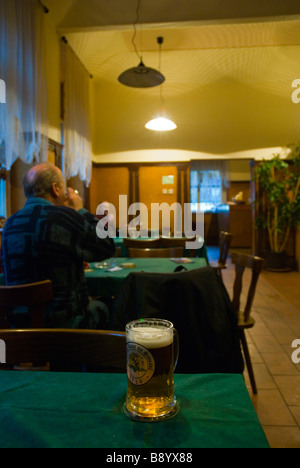 Bevitori di birra in un tradizionale pub ceco nel quartiere di Zizkov a Praga Repubblica Ceca Europa Foto Stock