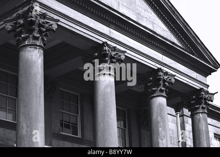 Il frontone classico con monolitico colonne corinzie sul fronte sud a Tatton Park Cheshire Foto Stock