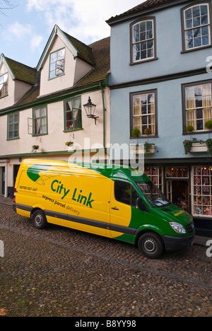 Una città Link van sulla consegna a Elm Hill a Norwich, Norfolk, Regno Unito Foto Stock