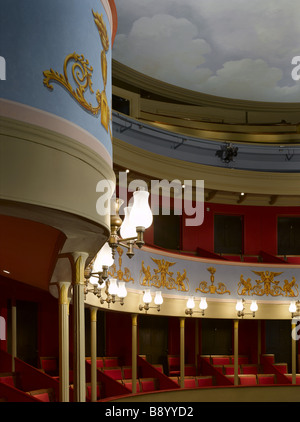 Il balcone di ogni camera al Theatre Royal, Bury St Edmunds, Suffolk. Foto Stock
