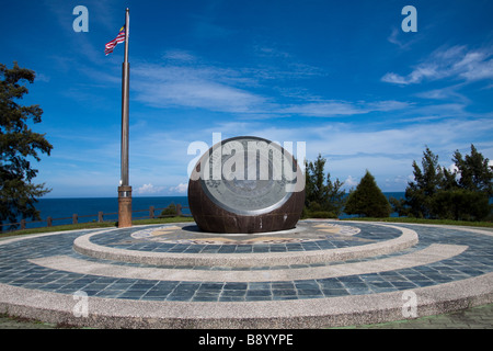 Bandiera malese e il monumento a Tanjung Simpang Mengayau per contrassegnare il nothernmost punta del Borneo vicino a Kudat a Sabah Foto Stock