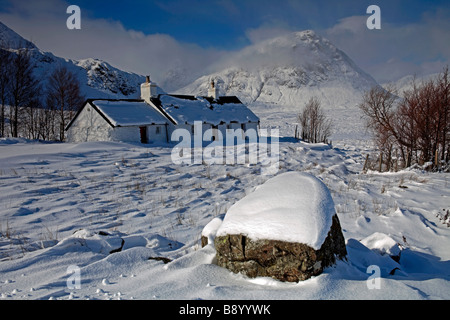 Black Rock cottage con Buachaille Etive Mor in background, Lochaber, Highlands scozzesi, Scotland, Regno Unito, Europa Foto Stock