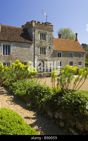 Il fronte ovest e Gatehouse Torre a Ightham Mote Sevenoaks Kent un quattordicesimo secolo moated manor house dal giardino Foto Stock