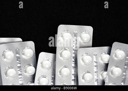 Tabletten auf schwarzen Untergrund Foto Stock