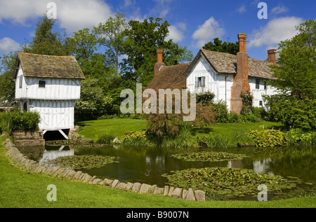 The Gatehouse fossato e abbassare Brockhampton House il medievale Manor House sulla Brockhampton Estate in Worcestershire Foto Stock