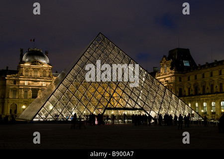 La Piramide del Louvre, l' entrata principale del Museo del Louvre Foto Stock