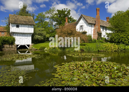 The Gatehouse e fossato con minore Brockhampton House il medievale Manor House sulla Brockhampton Estate in Worcestershire Foto Stock