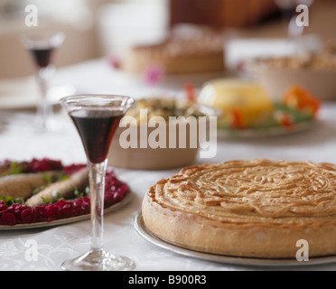 Chiudere shot del cibo e del vino sul tavolo nella sala da pranzo a Wordsworth House casa di famiglia Wordsworth nel 1770s Foto Stock