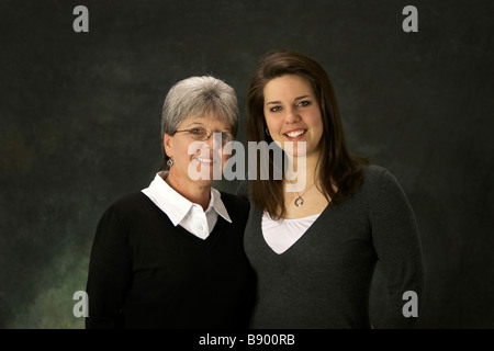 Una madre e il suo collegio universitario figlia di età Foto Stock