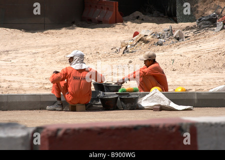 Due lavoratori in attesa sul lato della strada Foto Stock