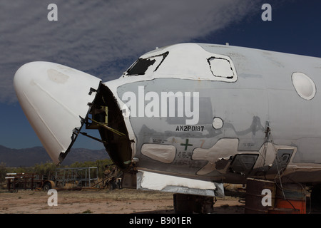 Vecchi aeromobili al restauro di aeromobili facility vicino al cimitero di aeroplano -Tucson in Arizona - USA Foto Stock