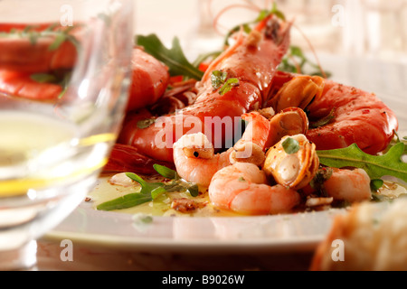 Insalata di pesce con gamberi intero cozze su una piastra bianca Foto Stock