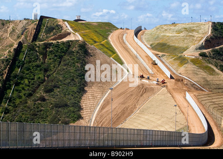 Costruzione di la recinzione di confine che impedisce immagrant illegale incroci a l u s Messico confine vicino a San Diego in California Foto Stock