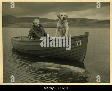 E Chambré Hardman archive fotografia di Margaret sua moglie in una barca con il loro cane Pep su Llyn Trawsfynydd, Galles Foto Stock