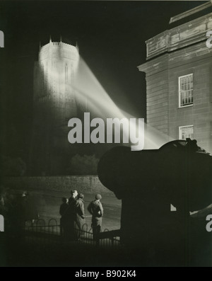 E Chambre Hardman fotografia di anti-aerei batteria membri proiettore luminoso sulla torre della cattedrale anglicana di Liverpool Foto Stock