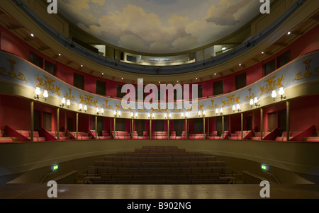 L' auditorium, visto dal palco al Theatre Royal, Bury St Edmunds, Suffolk. Foto Stock