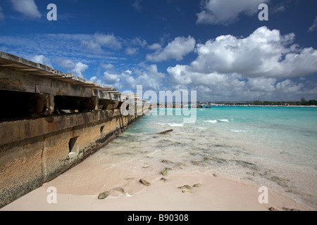 Old wooden wharf at Pebbles Beach at West Coast of Barbados, "West Indies" Foto Stock