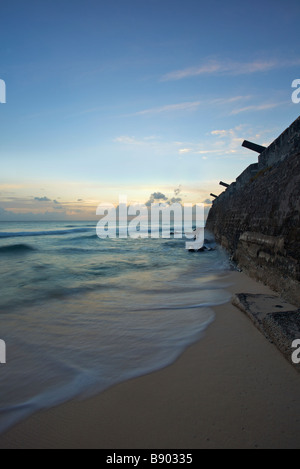 Cannoni dalla I Guerra Mondiale e il Cielo di tramonto sopra Needham punto, Barbados, 'Carlisle Bay' Foto Stock