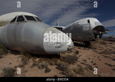 Vecchi aeromobili al restauro di aeromobili facility vicino al cimitero di aeroplano -Tucson in Arizona - USA Foto Stock