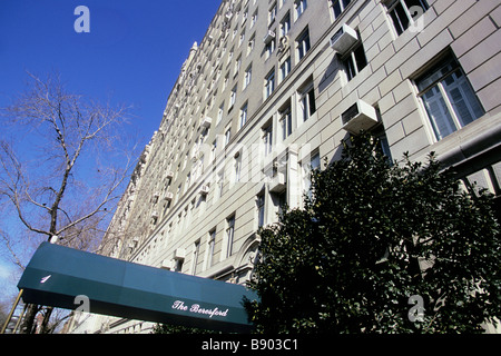 The Beresford al 211 di Central Park West, edificio residenziale di lusso con ingresso a baldacchino Upper West Side New York City NYC USA Foto Stock