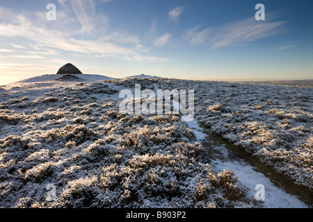 Dunkery faro su un nevoso inverno mattina Dunkery Collina Parco Nazionale di Exmoor Somerset Inghilterra Foto Stock