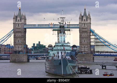 HMS Belfast nave da guerra di fronte al London Tower Bridge Foto Stock