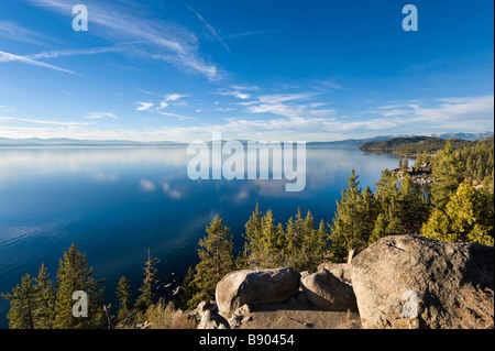 Nel tardo pomeriggio vista da Logan sciami punto di vista fuori la Highway 50, Zephyr Cove, Lake Tahoe, Nevada, STATI UNITI D'AMERICA Foto Stock