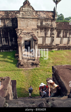 Cambogia turisti climbing Angkor Wat passi Foto Stock